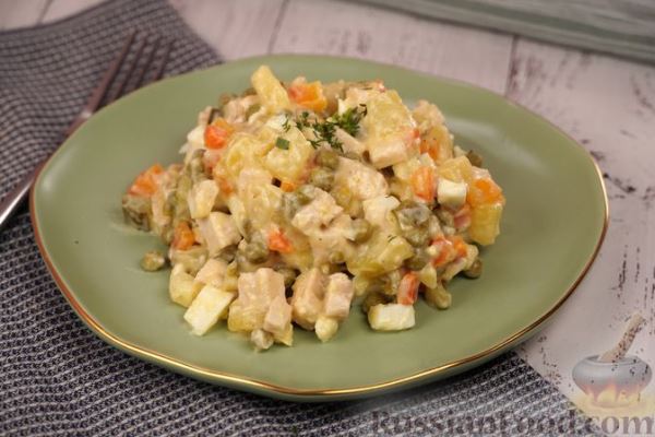 Салат «Оливье» с курицей и яблочным майонезом