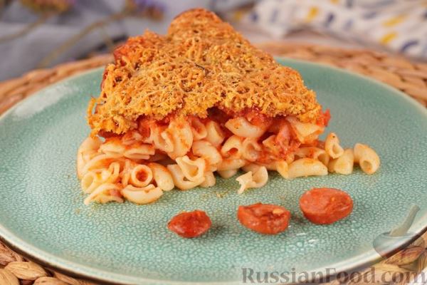 Запеканка из макарон с сосисками в томатном соусе