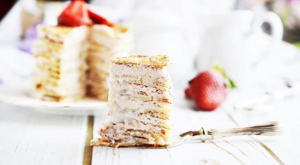 Блинный торт с творожным кремом и сгущенкой