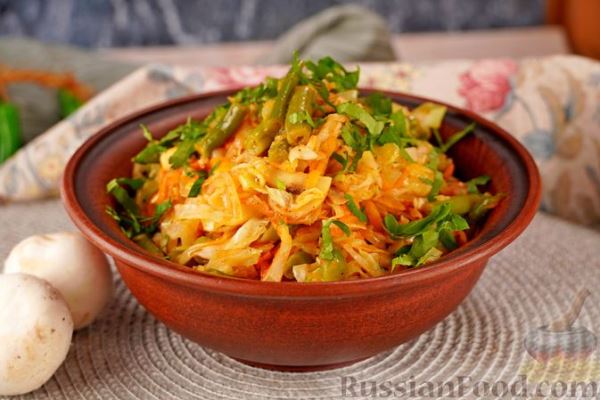 Капуста, тушенная с грибами и стручковой фасолью