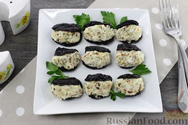 Закуска «Мидии» из чернослива, с крабовыми палочками и яйцом