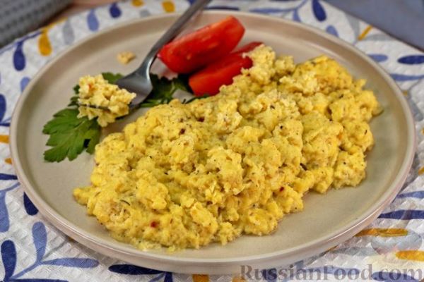 Яичница-скрамбл со сметаной и сыром