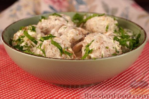 Фрикадельки в сливочно-грибном соусе