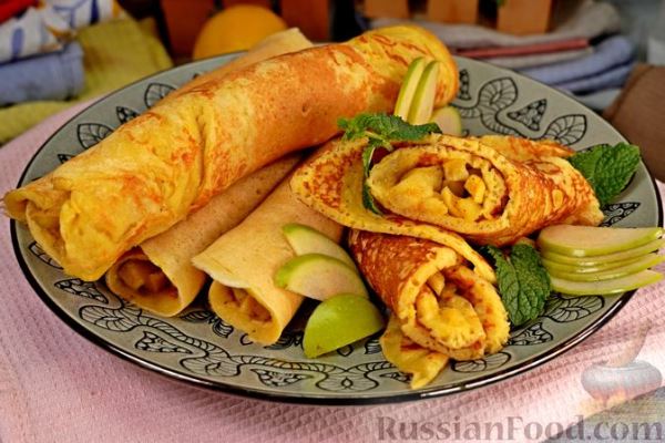 Апельсиновые дрожжевые блины с яблоками