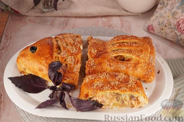 Слоёно-дрожжевой пирог с красной рыбой и грибами