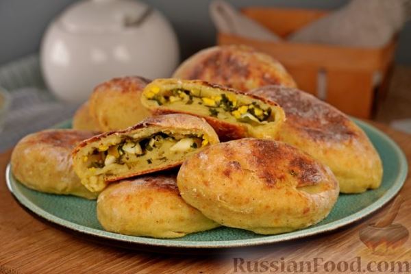 Картофельно-творожные пирожки с зеленью и яйцом