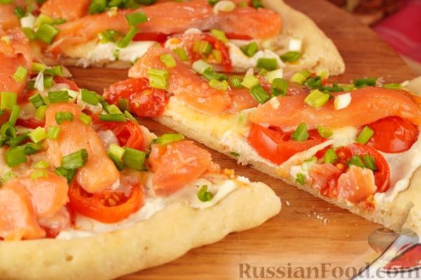 Пицца «Сальмоне» (с лососем и помидорами)