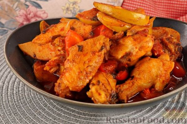 Куриные крылышки, тушенные с айвой