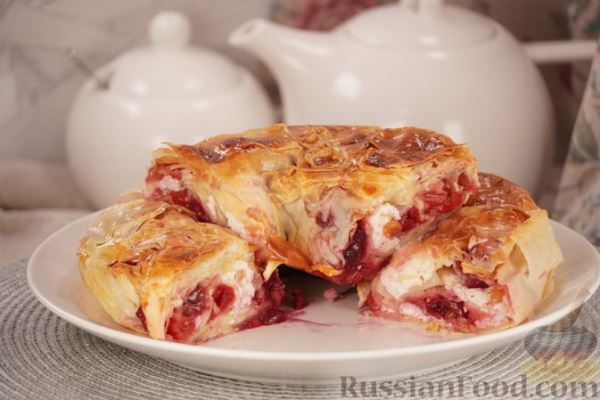Вертута из теста фило с творогом, вишней и изюмом