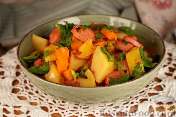 Картофельное рагу с сосисками в томатно-сливочном соусе
