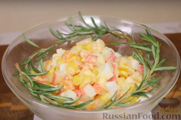 Салат «Новогоднее чудо» с мандаринами и крабовыми палочками