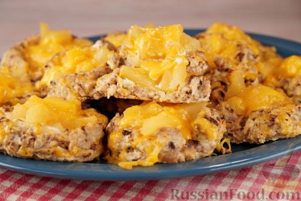Гнёзда из фарша и грибов с ананасами и сыром