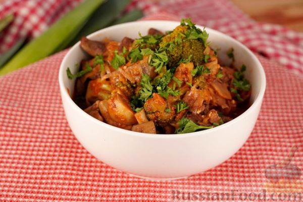 Куриная печень с брокколи и грибами в томатом соусе