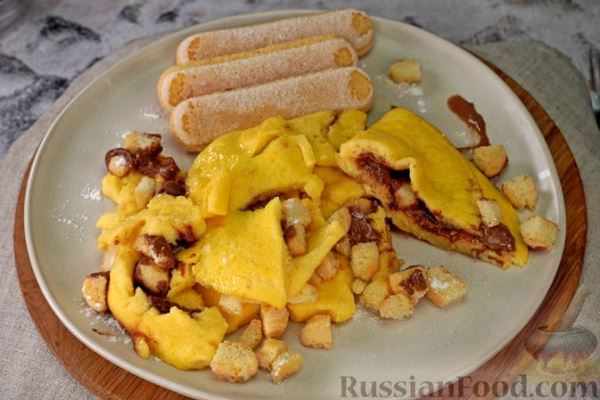 Сладкий омлет с печеньем, шоколадом и сгущёнкой