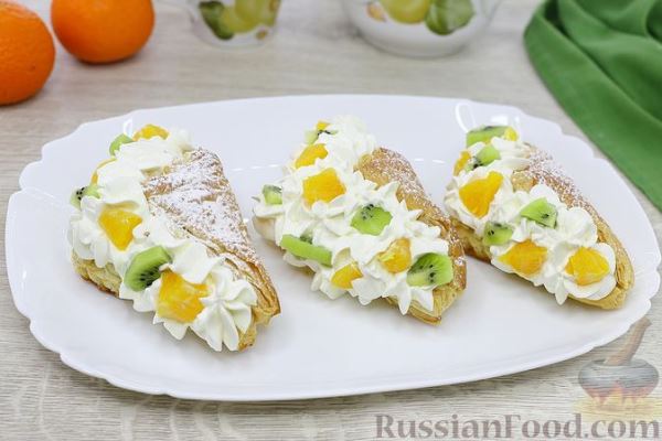 Слоёные пирожные с фруктами и сливочно-сырным кремом