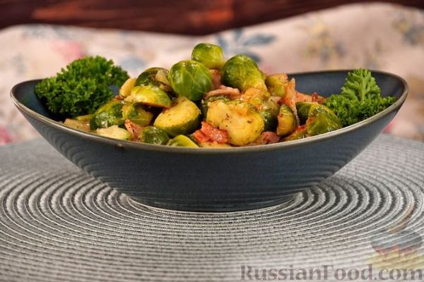 Жареная брюссельская капуста с беконом