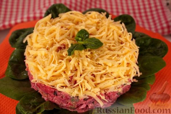 Салат со шпротами, свёклой и сыром