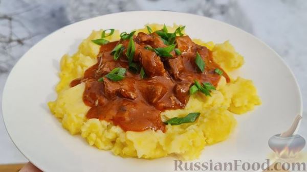 Гуляш из говядины в казане