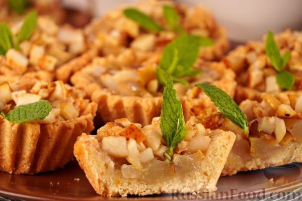 Песочные корзинки с яблоками, грушами и орехами