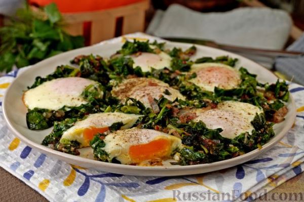 Яичница со шпинатом и луком (на сковороде)