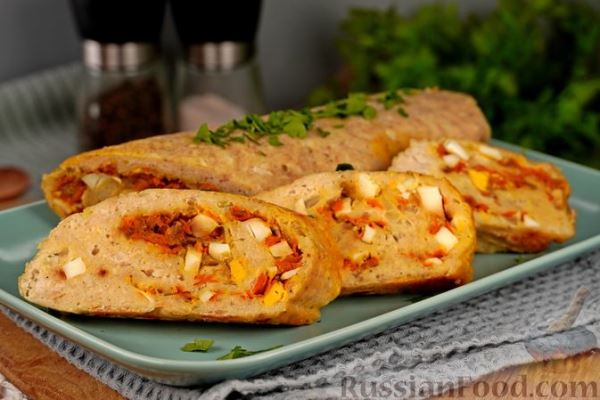 Куриный рулет с яйцом и морковью