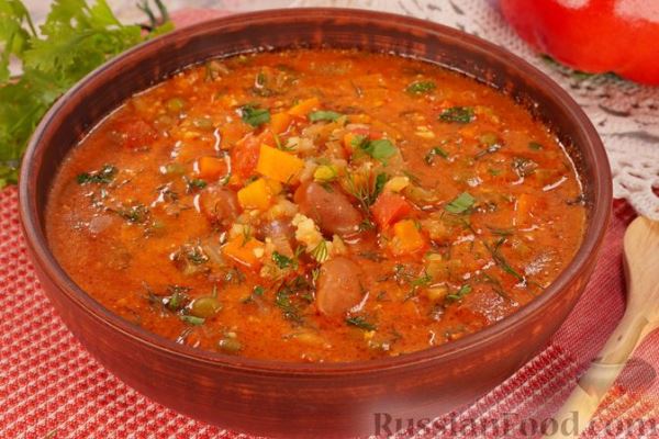 Томатно-сырный суп с фасолью, рисом, сельдереем и зелёным горошком