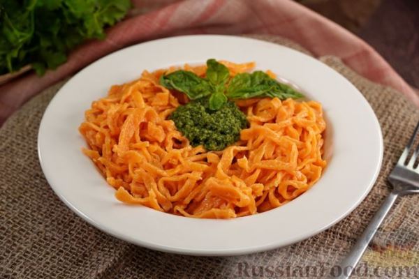 Томатная лапша c cоусом песто