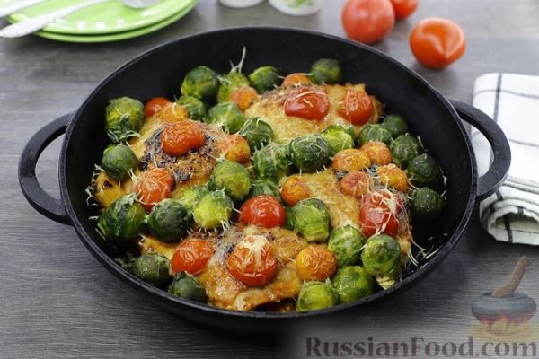 Куриные бёдра, запечённые с брюссельской капустой и помидорами