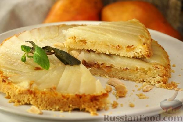 Грушевый пирог-перевёртыш c миндалём