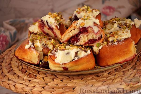 Булочки "Синнабон" с вишней, орехами и сырным кремом