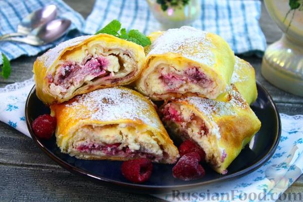 Рулет из лаваша с творогом и ягодами