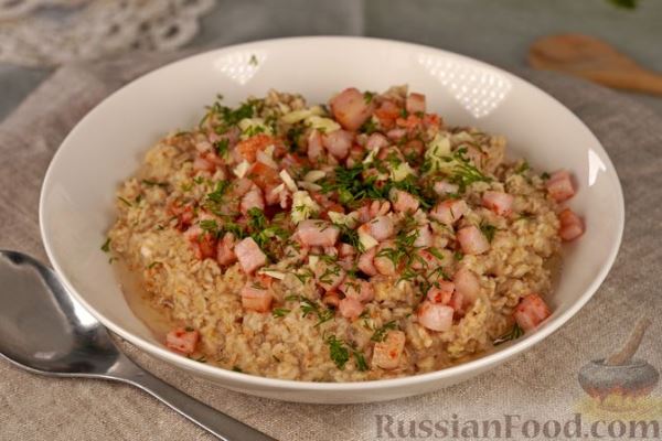 Овсяная каша с жареным салом и чесноком