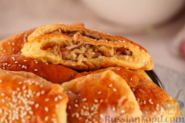 Пирожки из слоёного дрожжевого теста, с квашеной капустой и грибами