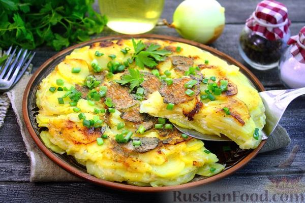 Жареная картошка с луком и сыром