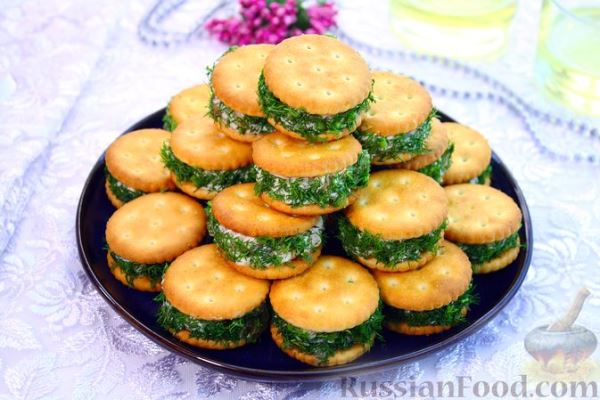 Закуска из крекеров, сыра и лосося