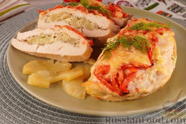 Куриное филе, запечённое с ананасами, помидорами и сыром