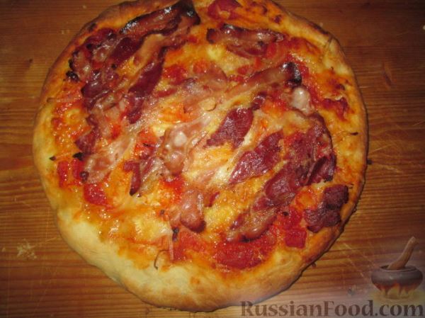 Пицца с беконом и копченым сыром