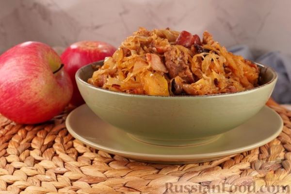 Бигос со свининой, копчёностями, черносливом и яблоками