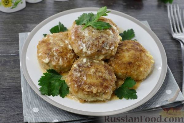 Ленивые голубцы, запечённые с томатным соусом и плавленым сыром