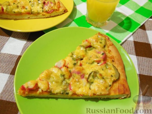 Пицца с сосисками и крабовыми палочками